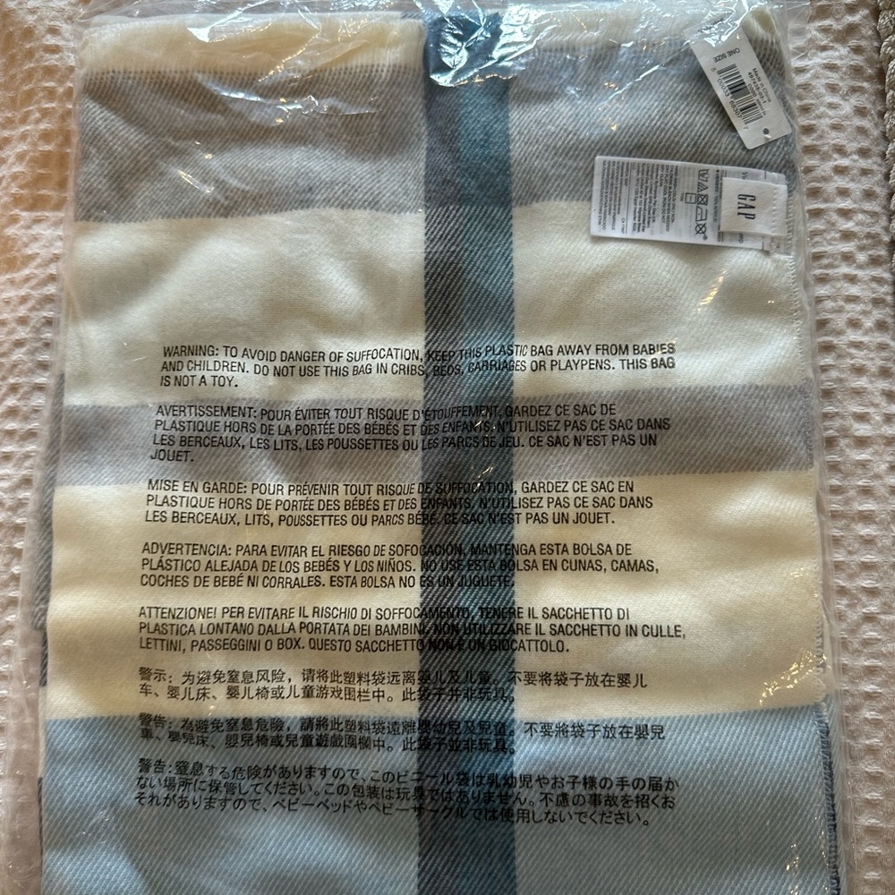 GAP Gray and Cream Knit scarf